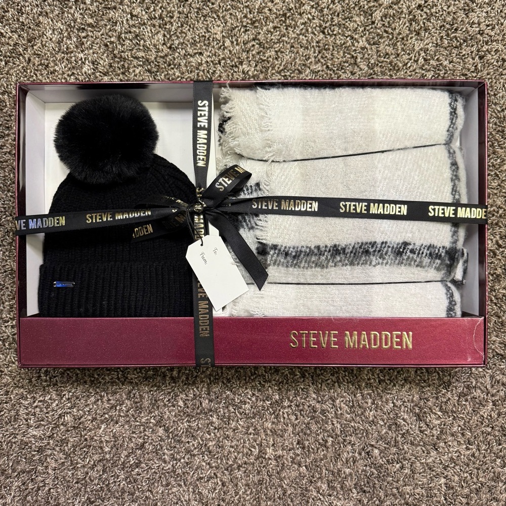 NEW Steve Madden Women’s Beanie Hat Pom and Scarf Gift Set in Black